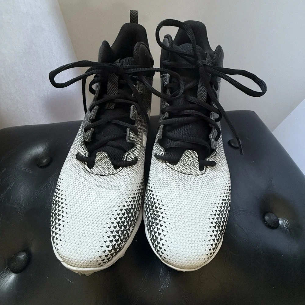 Men's Under Armour Spotlight Football‎ Cleats Sz 10 Black White 3026339-001 EUC